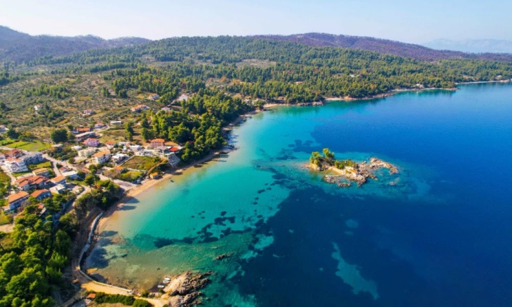Το ελληνικό νησάκι με τα εξωτικά νερά που πας απέναντι σε ένα λεπτό